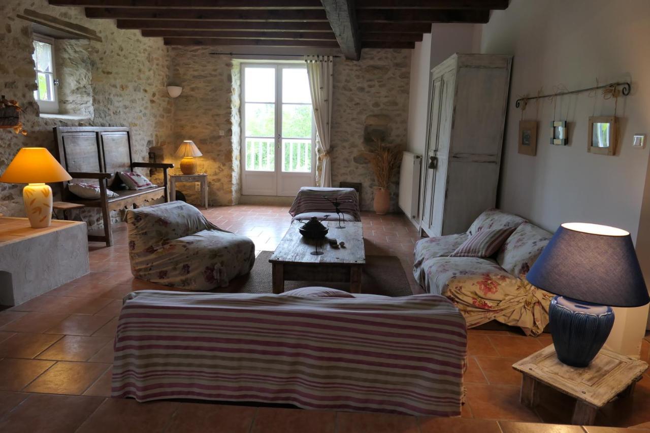 Bed and Breakfast La Ferme Dagué Lasseube Exterior foto