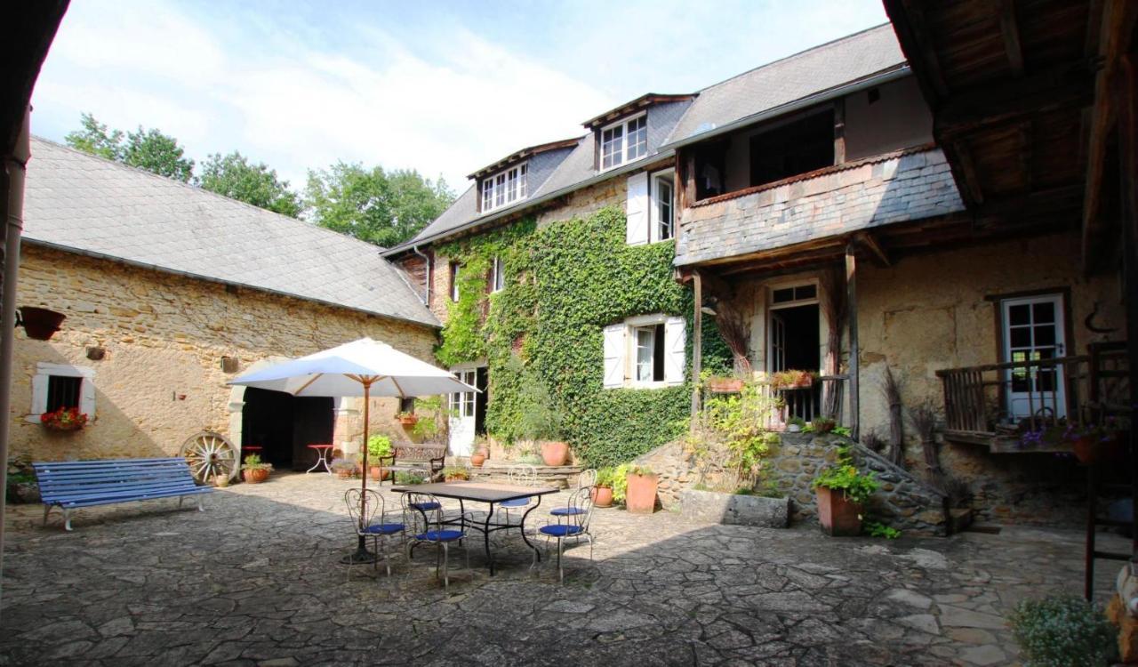 Bed and Breakfast La Ferme Dagué Lasseube Exterior foto